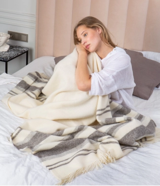 Skandinaviško dizaino vilnonis pledas interjere Scandimama Creme Grey 0105