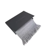 pilkas vilnonis šalikas ir dovanų dėžutė 2