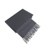 pilkas šalikas su kutais ir juoda dovanų dėžutė 2